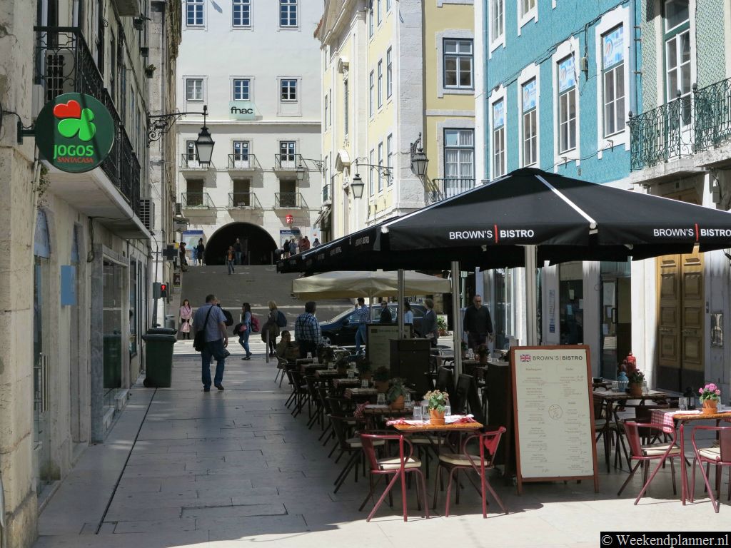 Dit is het metrostation van Biaxo. De winkelstraten van Lissabon liggen hier dichtbij. Achter het metrostation ligt de mooie wijk Chiado. Hier kun je uitgaan.Metrostation: Baixa-Chiado..Tip: Een stedentroip naar  Lissabon.